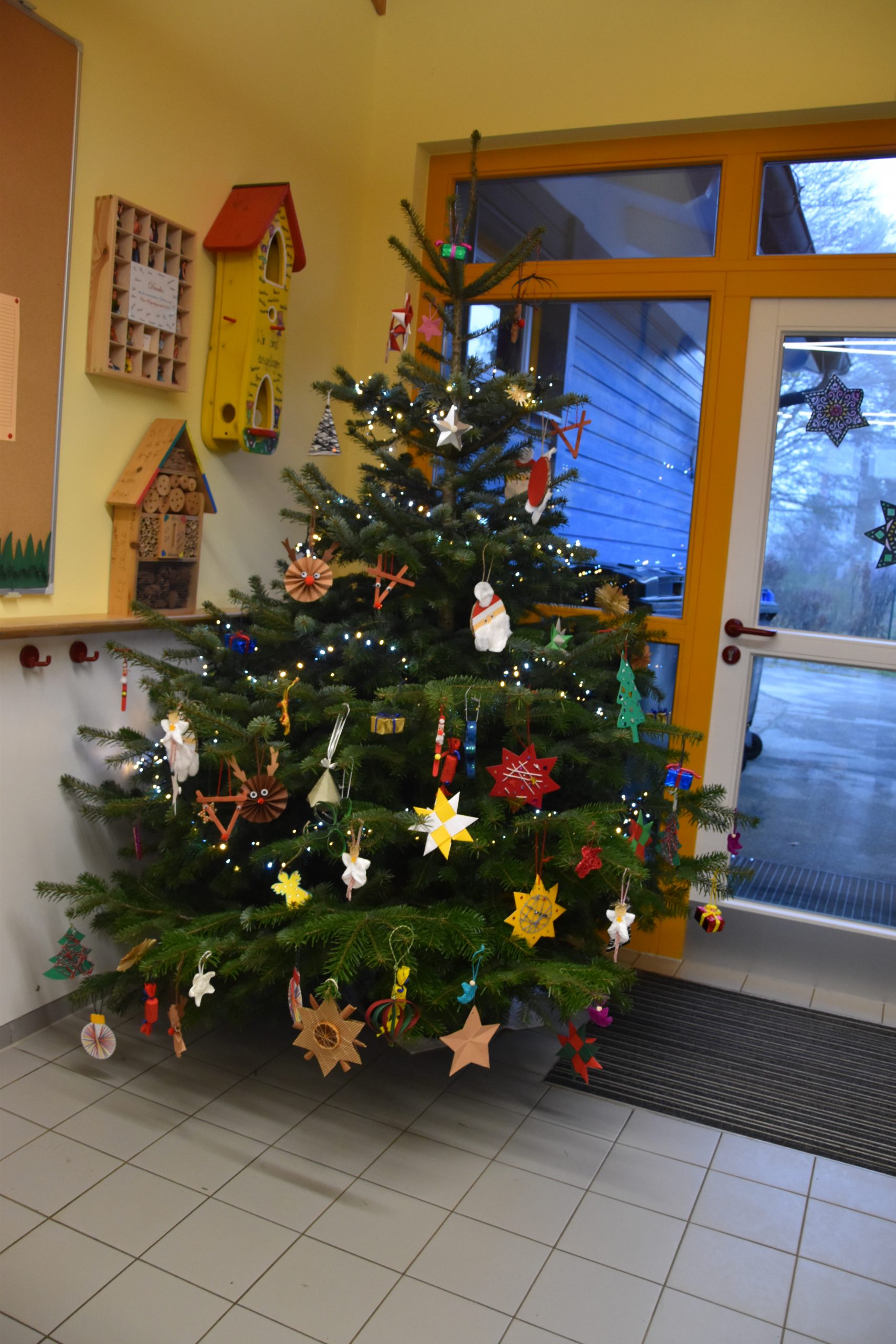 Wir schmücken unseren Weihnachtsbaum